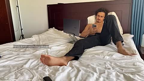 Snapshot of orlando__bloom chatting on October 8, 5:01 am Fansly and Instagram -  online show from October 8, 5:01 am