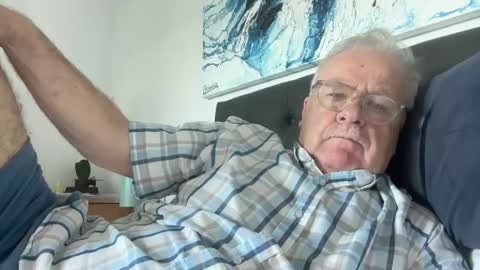 ozhairybearxxxx online show from December 10, 1:29 am