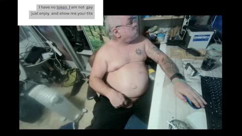 Snapshot of pini_z chatting on December 25, 10:37 pm pini_z online show from December 25, 10:37 pm