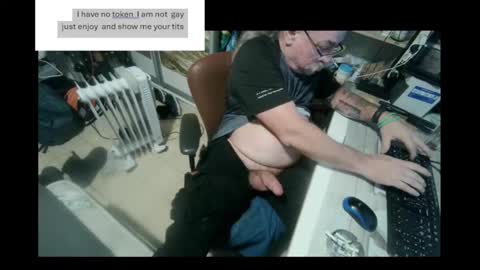 Snapshot of pini_z chatting on December 22, 4:38 pm pini_z online show from December 22, 4:38 pm