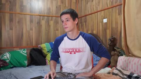 Snapshot of powertwinky chatting on October 31, 3:52 am chris independent  online show from October 31, 3:52 am