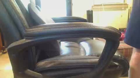 pulltoy1 online show from April 21, 3:18 pm