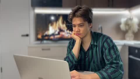 Snapshot of realsupermichael chatting on February 17, 8:36 pm AliceEve online show from February 17, 8:36 pm