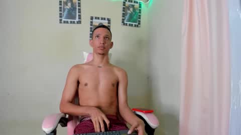 Rich4rd27  online show from January 12, 4:27 am