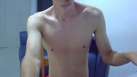 Snapshot of royyourtoy chatting on January 6, 1:09 am Roy online show from January 6, 1:09 am