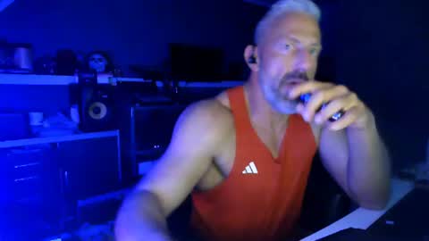 Chico que rico Caliente online show from June 14, 2:24 am