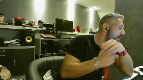 Snapshot of ruffi77 chatting on January 8, 6:52 am Chico que rico Caliente online show from January 8, 6:52 am