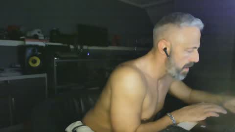 Snapshot of ruffi77 chatting on January 22, 1:53 am Chico que rico Caliente online show from January 22, 1:53 am