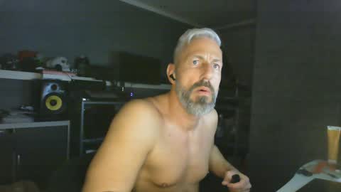 Snapshot of ruffi77 chatting on January 15, 4:04 am Chico que rico Caliente online show from January 15, 4:04 am