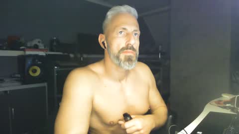 Snapshot of ruffi77 chatting on February 2, 10:57 am Chico que rico Caliente online show from February 2, 10:57 am