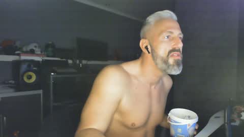 Snapshot of ruffi77 chatting on January 17, 2:50 am Chico que rico Caliente online show from January 17, 2:50 am