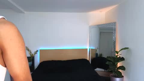  R U S S E L L  online show from September 15, 7:37 pm