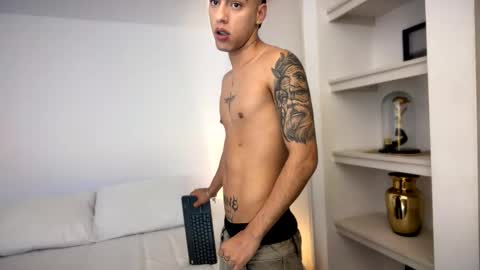  R U S S E L L  online show from November 20, 6:51 pm