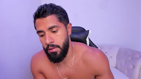 santiago_huntt online show from November 24, 9:38 pm