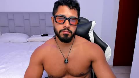 santiago_huntt online show from April 15, 9:15 pm