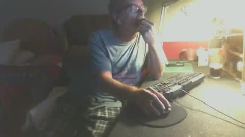 scotsman_62 online show from May 12, 5:27 am
