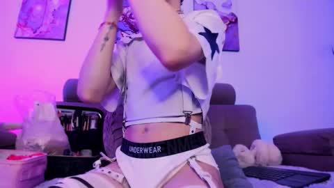     .  INDEPENDENT MODEL online show from March 2, 12:34 pm