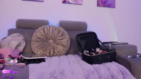     .  INDEPENDENT MODEL online show from February 12, 1:39 pm