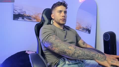 Snapshot of sebastianortizm chatting on December 22, 11:31 pm Lucian Sinclair online show from December 22, 11:31 pm