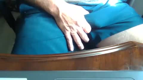 Snapshot of sfcmartint1985 chatting on December 26, 4:14 pm nunyainfl online show from December 26, 4:14 pm