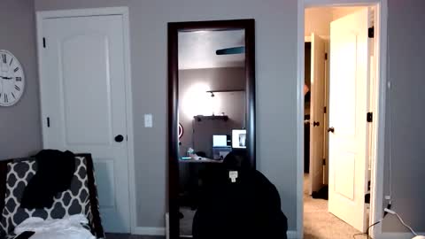 shimmyloe online show from December 4, 7:48 am