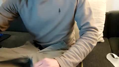 Snapshot of smokeandwatching chatting on January 3, 1:05 am Smokeandwatching online show from January 3, 1:05 am