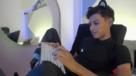 Tashi00 online show from February 23, 9:27 pm