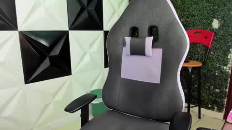 Taylor online show from April 18, 11:48 pm