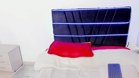 taylormaccurdy_ online show from February 3, 4:34 pm