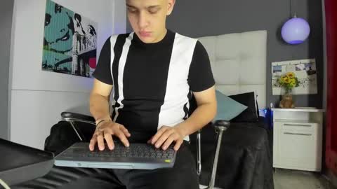 Snapshot of thomas_may4rs chatting on March 8, 3:59 am ---Thomas--- online show from March 8, 3:59 am