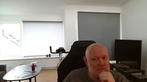 Snapshot of thomash32 chatting on October 21, 11:35 am thomash32 online show from October 21, 11:35 am