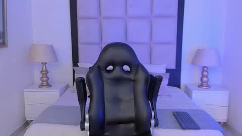 Thomm  Independent Model online show from March 15, 10:38 pm