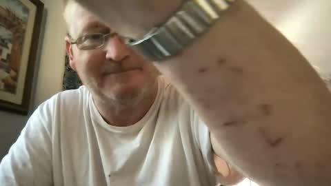 Snapshot of tomascausa chatting on December 23, 4:39 pm Hola online show from December 23, 4:39 pm