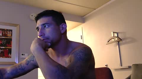 Snapshot of toomuchsmoke chatting on December 3, 2:45 am toomuchsmoke online show from December 3, 2:45 am