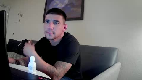 Snapshot of toomuchsmoke chatting on March 2, 3:56 am toomuchsmoke online show from March 2, 3:56 am