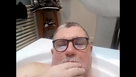 twohats2810 online show from January 8, 7:30 pm