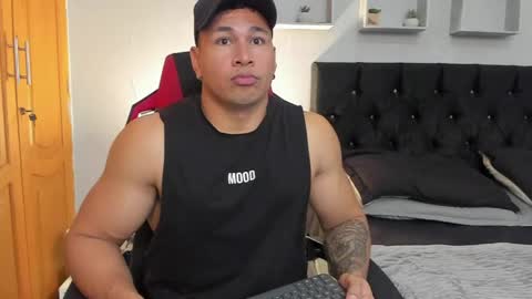 tyler_hank1 online show from April 10, 11:01 pm