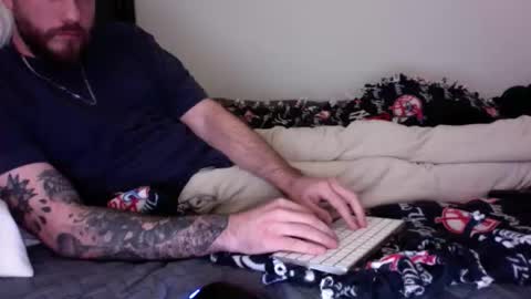 whitebubblebutt44 online show from February 9, 4:44 pm