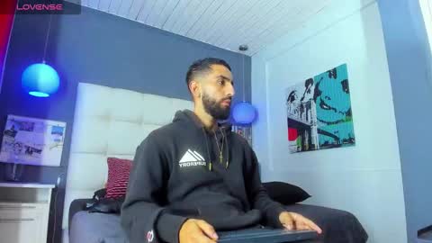 Yiyo online show from December 22, 8:33 am