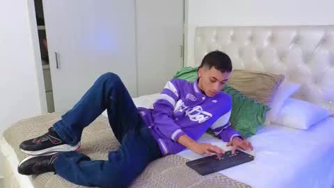 yulian_vasquez online show from January 12, 7:40 pm