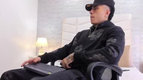 Sebas online show from November 18, 3:32 am