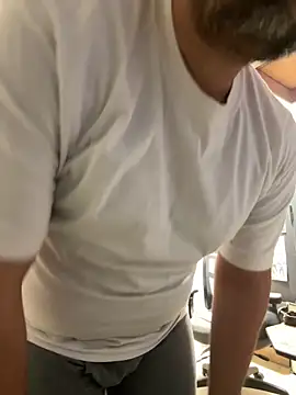 Snapshot of tank32s chatting on March 10, 7:33 am tank32s online show from March 10, 7:33 am