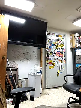 Snapshot of tank32s chatting on December 4, 8:23 am tank32s online show from December 4, 8:23 am