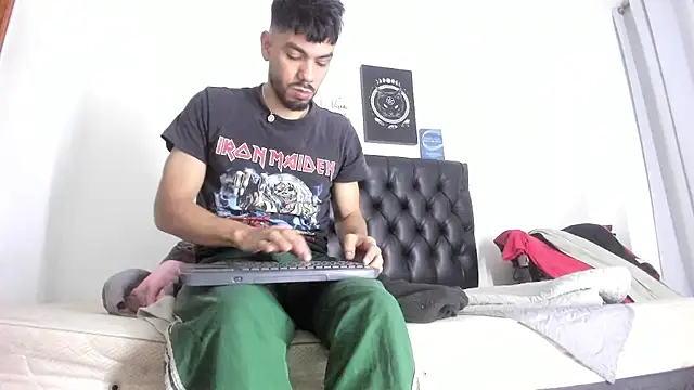 JohanyLatino online show from December 23, 11:47 am