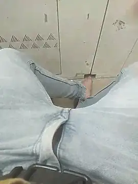 Snapshot of deshifuckers chatting on February 17, 10:29 am deshifuckers online show from February 17, 10:29 am