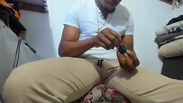 hugo3918  online show from December 15, 1:24 am