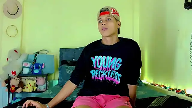 Liamscott  online show from April 18, 7:07 pm