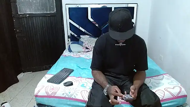 MiguelAngelxl online show from September 28, 6:33 am