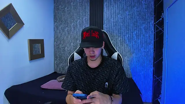 Mike 0233  online show from December 21, 4:53 am