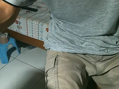 Snapshot of triangle0623 chatting on October 25, 9:44 am triangle0623 online show from October 25, 9:44 am